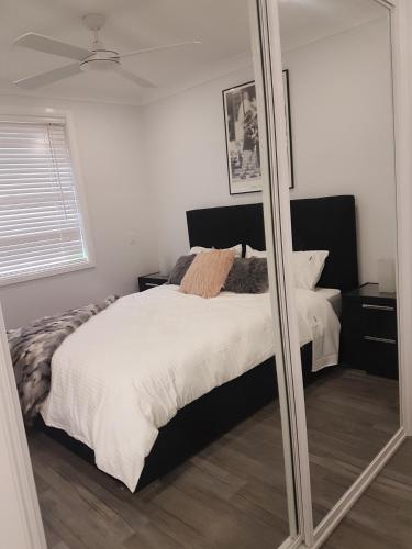 GlenwoodEdwin Place Apartment的一间卧室配有一张床和镜子