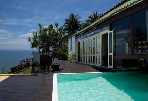 里约热内卢CLIFFSIDE - Boutique Hotel & Spa的海边带游泳池的房子