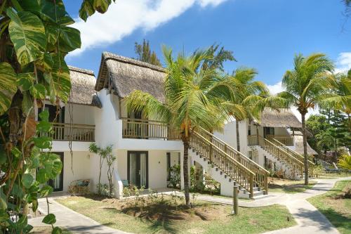马勒勒角考恩沼泽地酒店的享有棕榈树建筑的外部景色