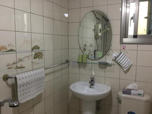 Shui-shang傅院子民宿的一间带水槽和镜子的浴室