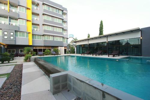 Si Maha Phot公园304行政服务式公寓 的大楼前的游泳池