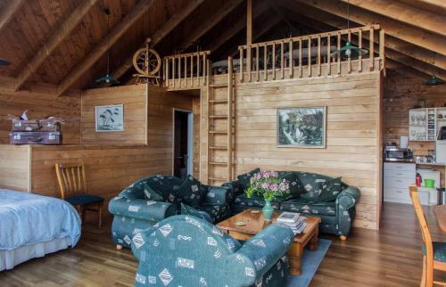 纳皮尔The Grange Lodge的小屋内的客厅配有两张沙发和一张桌子