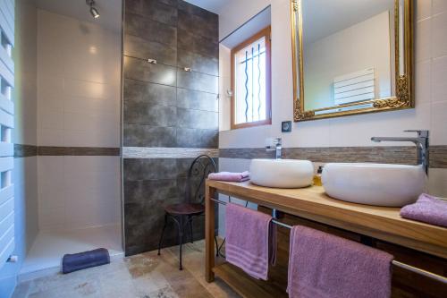 穆昂萨尔图西加莱住宿加早餐旅馆的一间带两个盥洗盆和淋浴的浴室