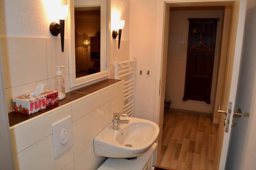 吕格德Ferienwohnung Holland 5a的白色的浴室设有水槽和镜子