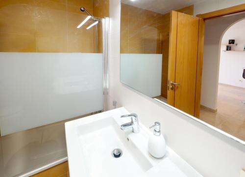 厄尔梅达诺La Perla: Sea View and Pool (family apartment)的浴室设有白色水槽和镜子