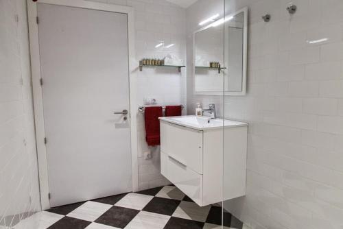 格拉塔略普斯Clos Figueras的白色的浴室设有水槽和镜子