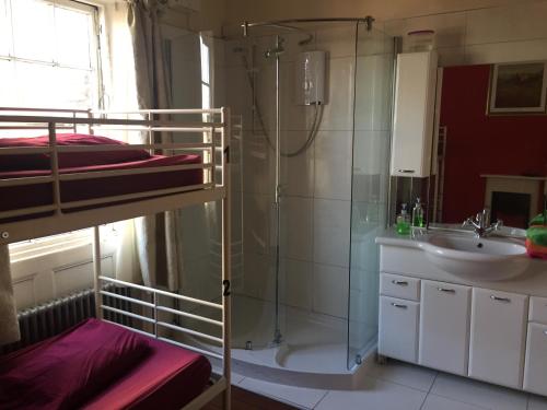 利物浦大使馆背包客酒店的带淋浴、盥洗盆和卫生间的浴室