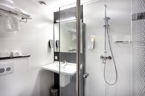 阿姆斯特丹诺瓦酒店的带淋浴和盥洗盆的白色浴室