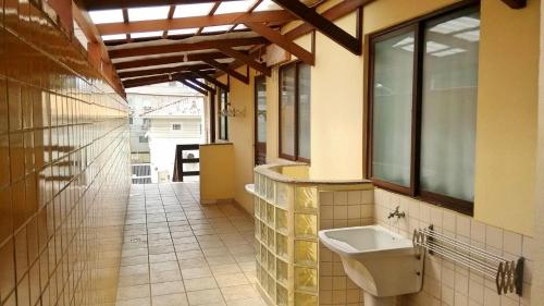 邦比尼亚斯Residencial Sol Nascente的浴室配有卫生间和墙上的水槽。