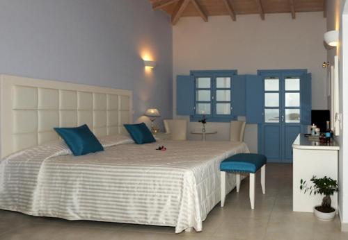 Kythira Golden Resort客房内的一张或多张床位