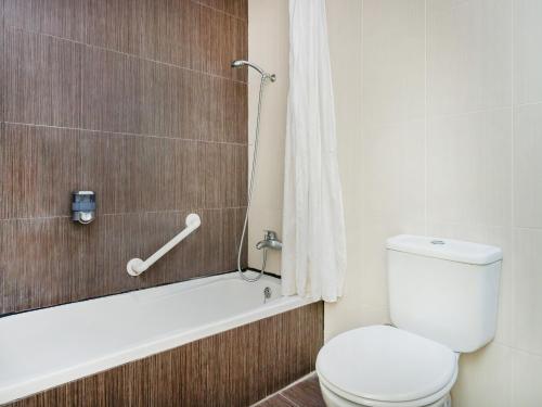圣保罗湾城卡拉假日情结酒店的一间带卫生间、浴缸和淋浴的浴室