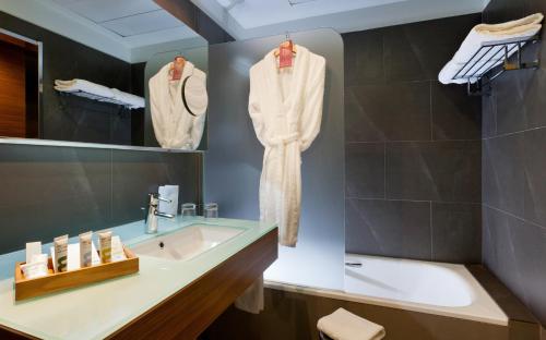 圣佩德罗-德尔皮纳塔尔穆尔西亚海岸塔拉西亚酒店的浴室配有盥洗盆和浴缸。