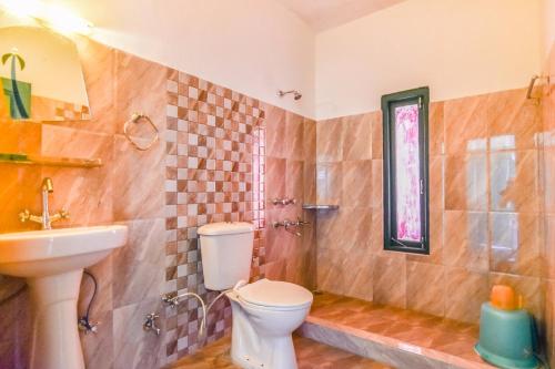 西姆拉Trimurti Pine Valley Resort的浴室配有卫生间、淋浴和盥洗盆。