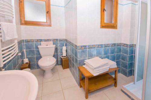 蒙热内夫尔阿尔皮斯克迪亚酒店的浴室配有卫生间、盥洗盆和淋浴。