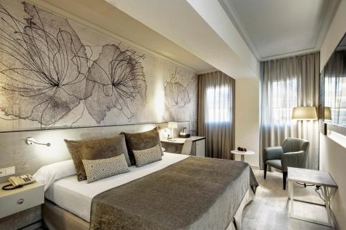 巴塞罗那佩雷四世萨勒酒店的酒店客房带一张大床和一把椅子