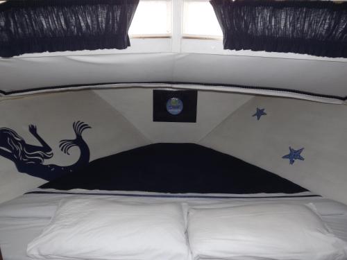 安科纳Conero Boat&breakfast的一间卧室配有一张黑色毯子和星光床。