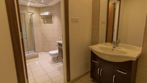 萨迪姆阿尔法套房酒店的一间浴室
