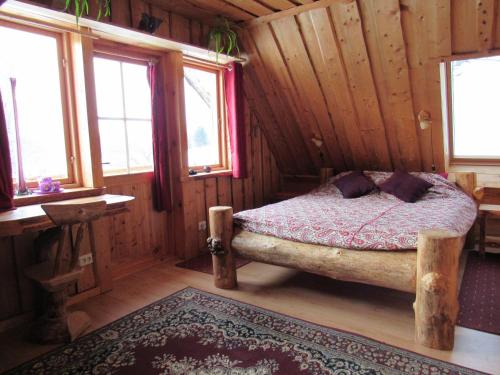 奥泰佩Metsatu Valge Elevandi puhkemaja的小木屋内一间卧室,配有一张床
