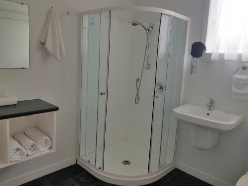 Wairoa维斯塔汽车旅馆的带淋浴和盥洗盆的浴室