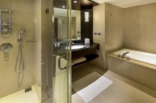 台北馥都饭店的带淋浴、盥洗盆和浴缸的浴室