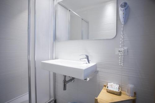 加比切马莱艾克塞西尔酒店的白色的浴室设有水槽和镜子