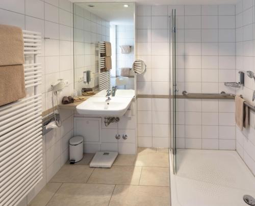 梅明根恩格尔凯勒餐厅酒店的一间带水槽和淋浴的浴室