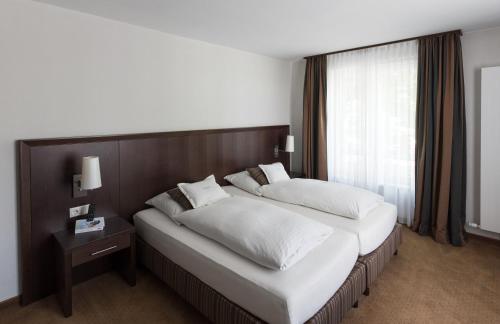 梅明根恩格尔凯勒餐厅酒店的酒店客房设有两张床和窗户。