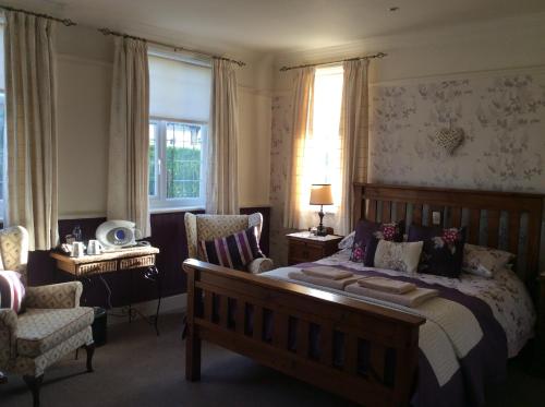 谢林汉姆Ashbourne House的一间卧室配有一张床和一把椅子