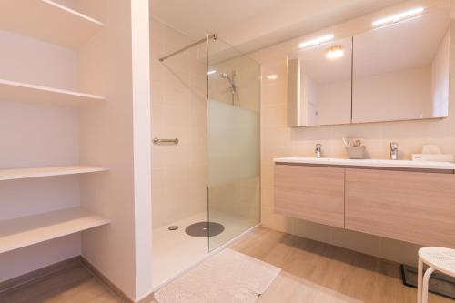 克诺克－海斯特亚特兰大克诺克酒店的一间带玻璃淋浴和水槽的浴室