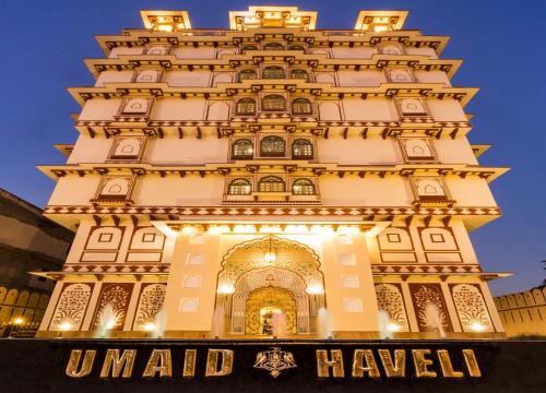 斋浦尔Umaid Haveli-A Heritage Style Hotel & Resort的前面有标志的高楼