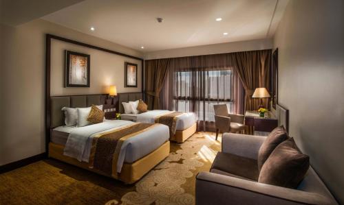 吉达博德尔塔利亚旅馆的酒店客房,设有两张床和一张沙发