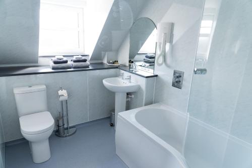 阿伯丁Leys Hotel的白色的浴室设有卫生间和水槽。