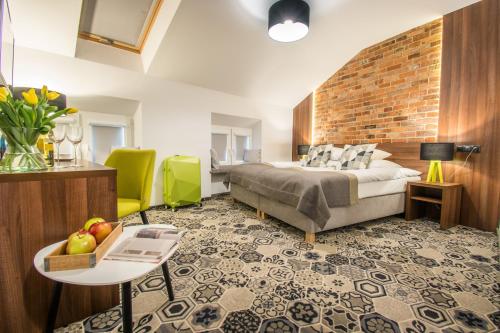 克拉科夫薰衣草酒店的一间卧室设有一张床和砖墙