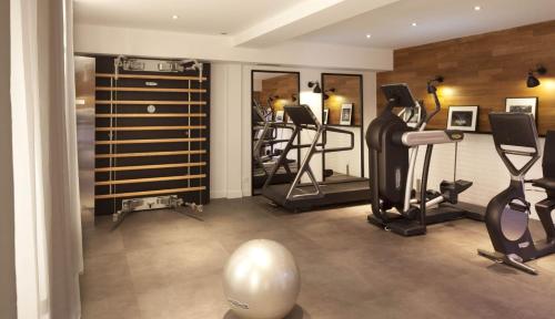 达卡安克雷奇酒店的一间设有健身器材的健身房的房间