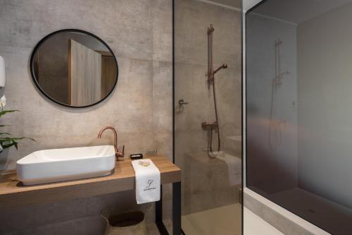 布耶San Servolo Wellness Resort - Adults Only的一间带水槽和淋浴的浴室