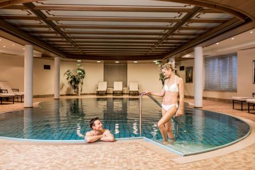 塞尔瓦迪加尔代纳山谷甘智亚娜酒店的游泳池里的男人和女人