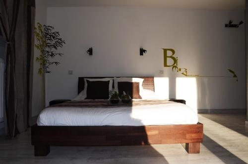 安热尔桑新月住宿加早餐酒店的卧室配有一张带白色床单和枕头的大床。