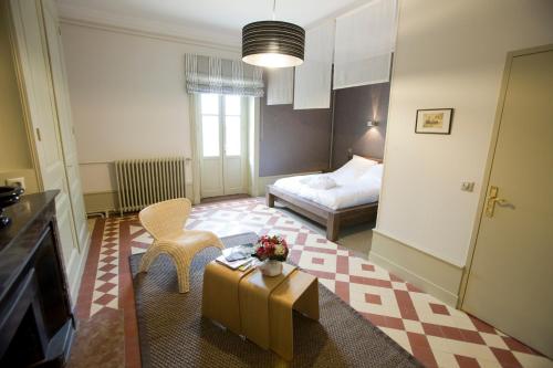 维列莫尔贡贝尔维尤城堡住宿加早餐旅馆的小房间设有床、桌子和椅子
