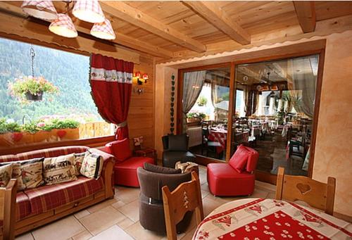 沙泰勒喀斯特兰酒店的客厅配有红色家具和大窗户