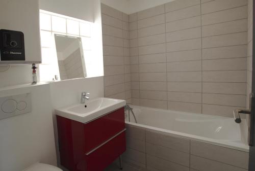 里昂林德彭丹斯旅馆的一间带水槽、浴缸和卫生间的浴室
