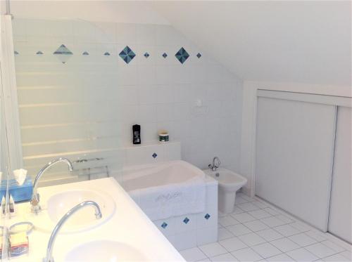 南特Chambres Saint Donatien的白色的浴室设有浴缸和卫生间。