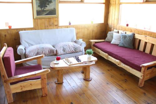 阿卢米内Montaña Negra的客厅配有沙发和桌子