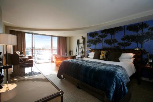 伊普斯威奇盐仓海港酒店的一间卧室设有一张蓝色墙壁的大床