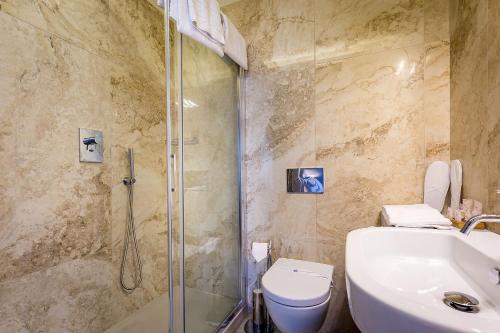 佛罗伦萨萨尔塔莱利旅馆的带淋浴、卫生间和盥洗盆的浴室