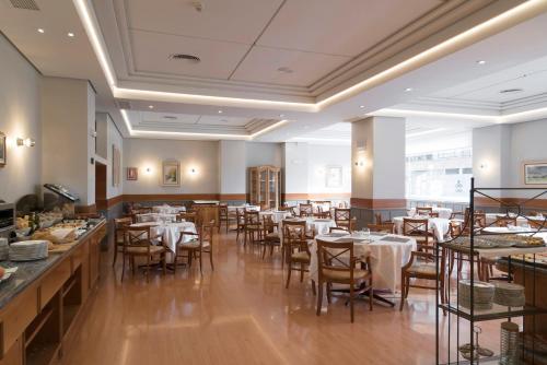 潘普洛纳纳瓦拉女王布兰卡酒店的一间在房间内配有桌椅的餐厅