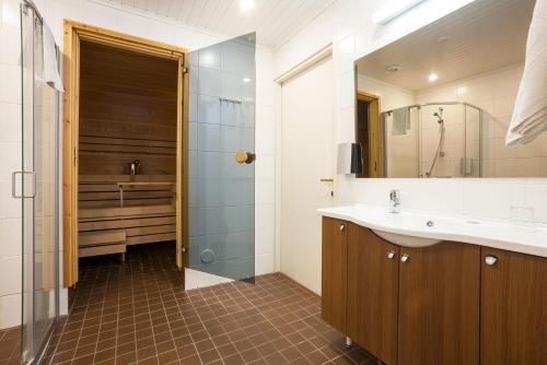 彼塔尔萨仁城市酒店的一间浴室