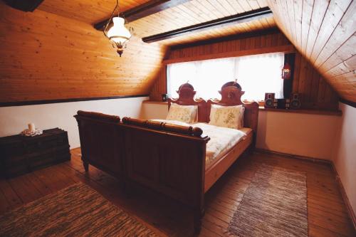 Horná TureckáPaul's country house | region Donovaly的一间带床的卧室,位于带窗户的房间内