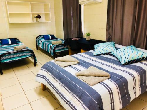 伊萨山伊萨旅舍的一间卧室配有两张床和一张桌子。