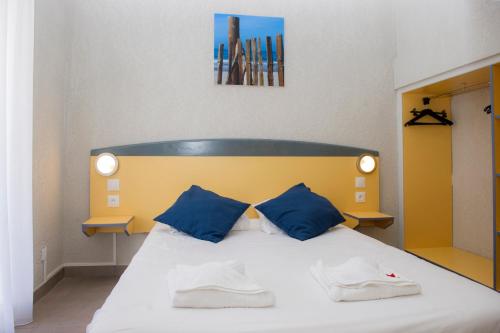 比斯卡罗斯海滩VTF La Jaougue Soule的一间卧室配有一张蓝色和黄色床头板的床