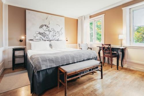 斯德哥尔摩Stallmästaregården Hotel, Stockholm, a Member of Design Hotels的一间卧室配有一张床、一张桌子和一张书桌